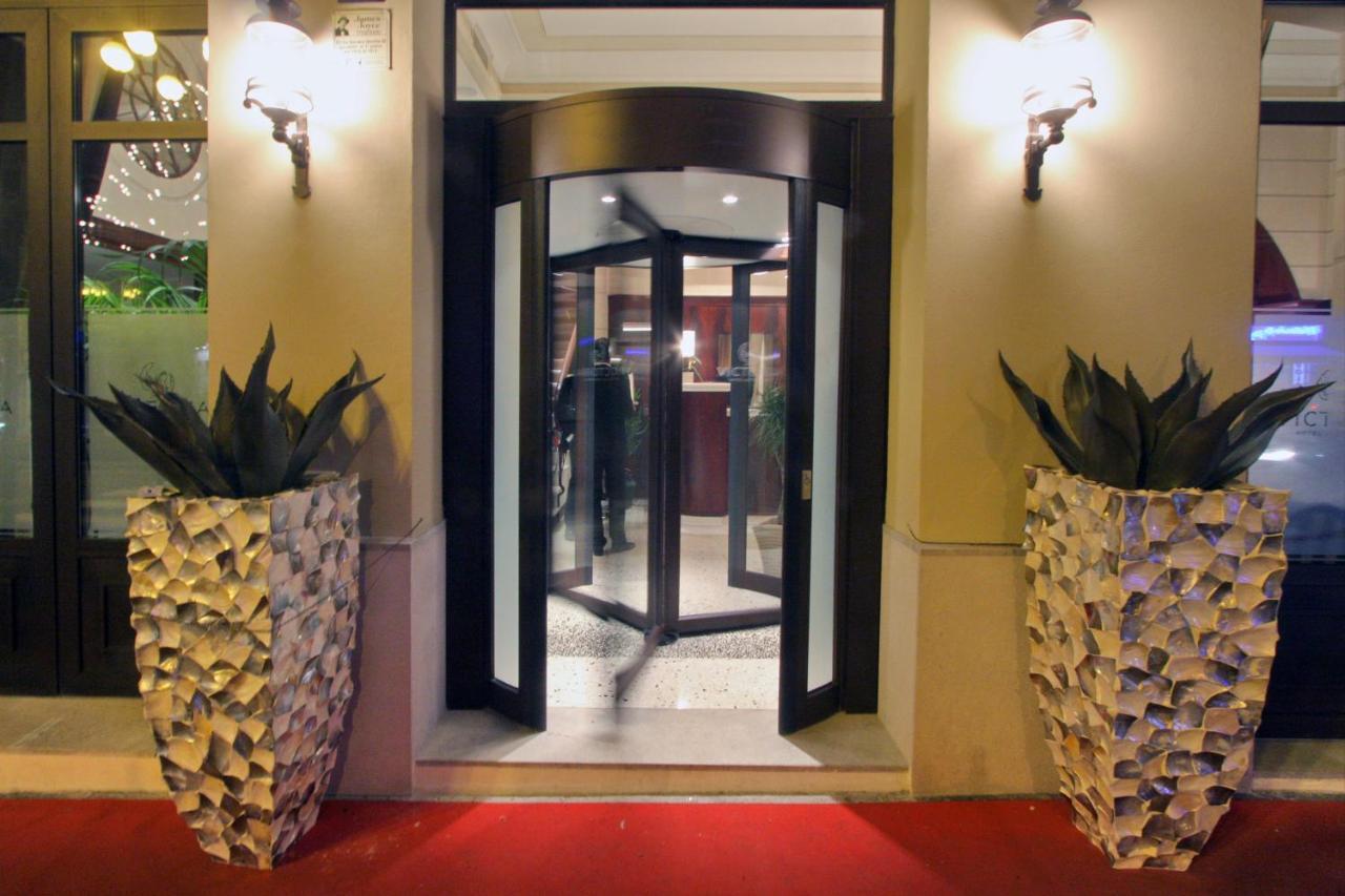 โรงแรมวิคตอเรีย เลตเตอราริโอ ตรีเอสเต ภายนอก รูปภาพ
